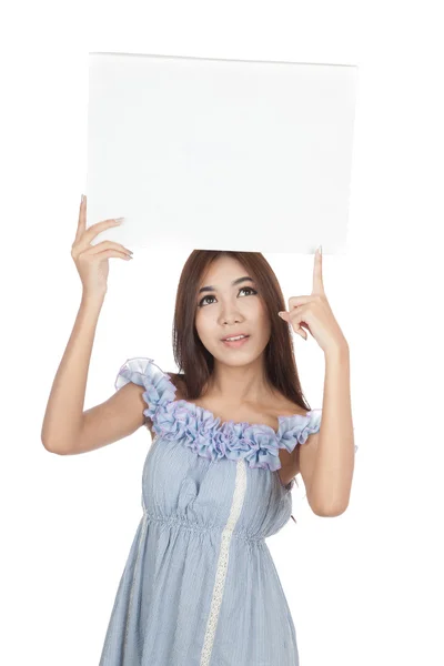Vacker asiatisk kvinna punkt till tomma tecken över huvud — Stockfoto