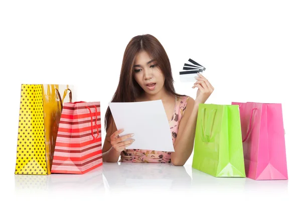 Beautiful Asian woman shock with a credit card statement and sho — Stock Photo, Image