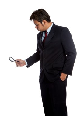 Asya işadamı bir büyüteç bakmak bir şey için kullanmak