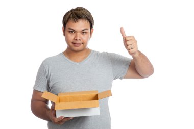 Asyalı adam tutun bir açık kutu göstermek thumbs-up