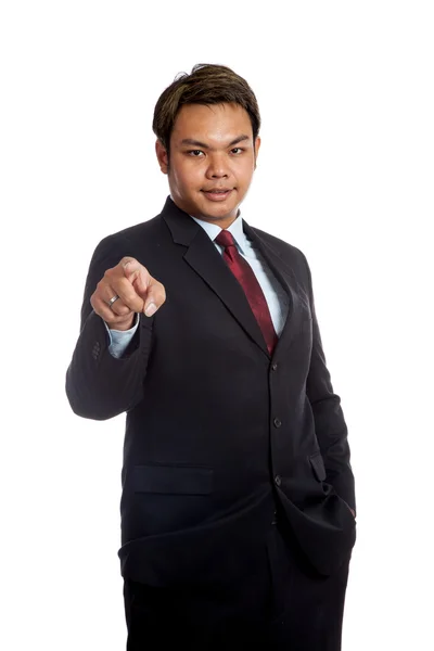 Азиатский бизнесмен в костюме указывает на камеру — стоковое фото