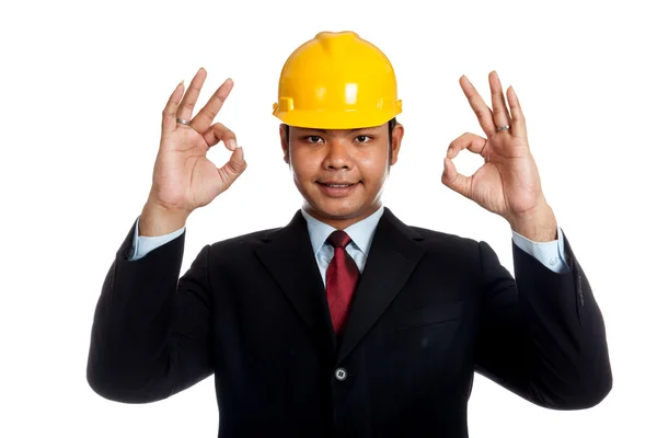 Asiático ingeniero hombre mostrar OK signo con ambos mano — Foto de Stock