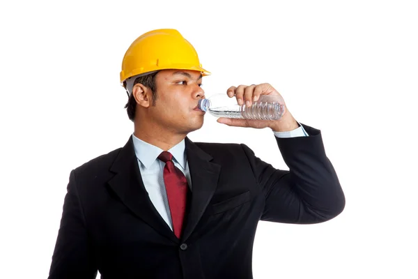 Asiático ingeniero hombre beber agua de un botella —  Fotos de Stock