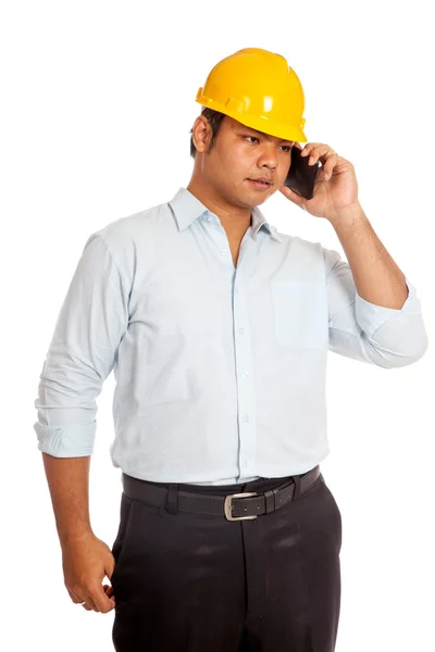 Asian engineer man talking on a phone — Stock Photo, Image