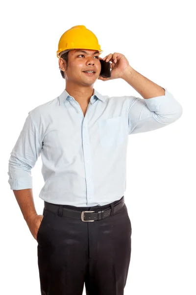 Asiático ingeniero hombre hablando en un teléfono sonrisa y mirar hacia arriba —  Fotos de Stock