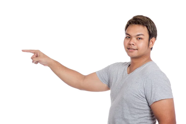 Vue latérale de l'homme fort asiatique pointant vers la caméra — Photo