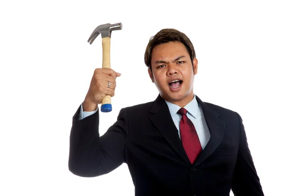 Aggressivo asiatico uomo d'affari arrabbiato tenere un martello — Foto Stock