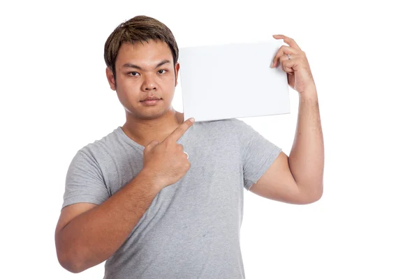 Asijské silný muž letošní biceps poukazují na prázdný nápis na shoulde — Stockfoto