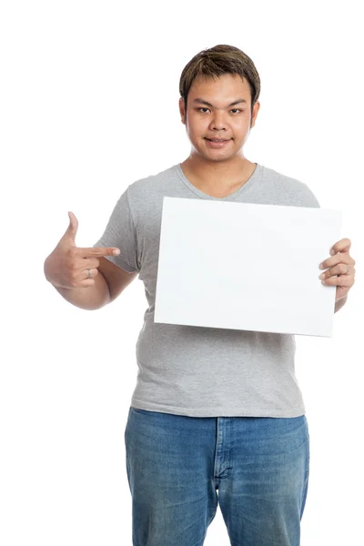 Asiático hombre punto a blanco signo de mirar a la cámara — Foto de Stock