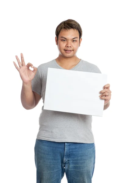 Asiático homem forte mostrar OK sinal com um sinal em branco e sorriso — Fotografia de Stock