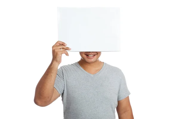 Asiático fuerte hombre sostener un blanco signo cerrar su cara y sonrisa — Foto de Stock