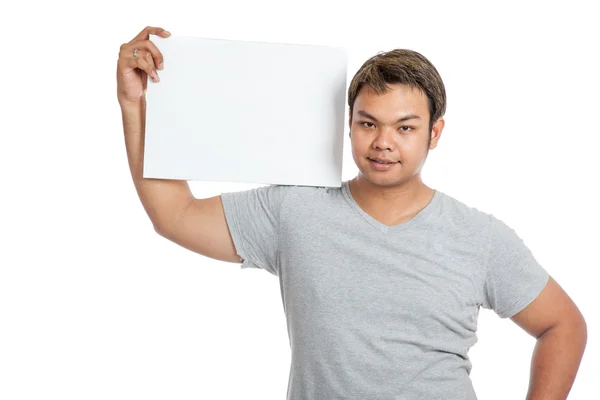 Азиатский сильный мужчина, сгибающий бицепсы, показывает пустой знак на своем плече — стоковое фото