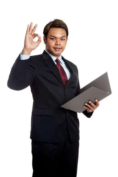 Asiatique homme d'affaires montrer ok signe avec un rapport — Photo