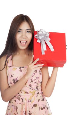 heyecanlı güzel bir Asyalı kadın açık bir kırmızı hediye kutusu