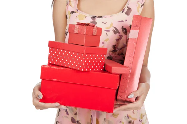 Cerca de la mujer sostienen muchas cajas de regalo rojas — Foto de Stock