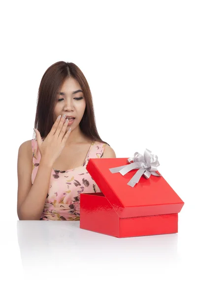 Emocionado hermosa mujer asiática abrir una caja de regalo roja — Foto de Stock