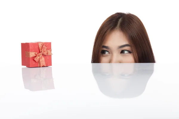 Beautiful Asian woman peeking look at red gift box — Stock Photo, Image