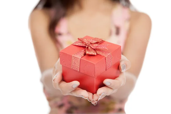 Close up van Aziatische vrouw geven rode geschenk vak focus op de gift — Stockfoto