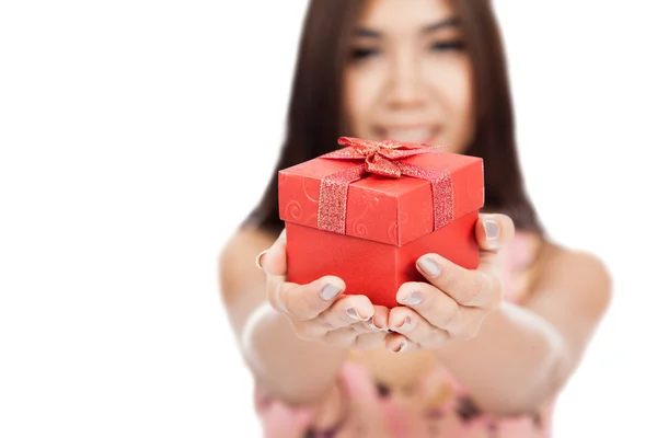Schöne asiatische Frau mit roten Geschenkbox Fokus auf Feld — Stockfoto