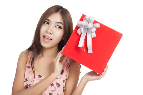 Mulher asiática mostrar caixa de presente vermelho — Fotografia de Stock