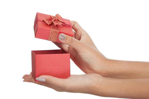 Fechar as mãos abrir uma caixa de presente vermelho — Fotografia de Stock