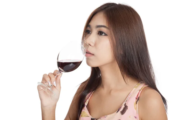 Güzel Asyalı bir kadın içki kırmızı şarap — Stok fotoğraf
