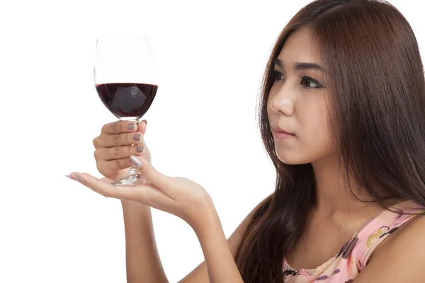 Hermosa mujer asiática mirando vino tinto — Foto de Stock