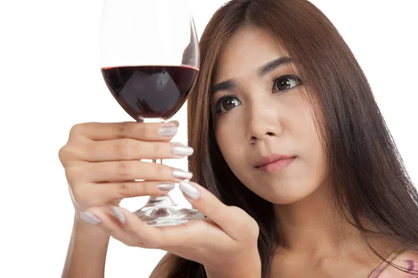 Hermosa mujer asiática mirando vino tinto — Foto de Stock