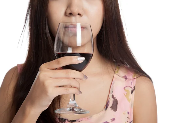 Cerrar copa de vino tinto en la mano de mujer asiática — Foto de Stock