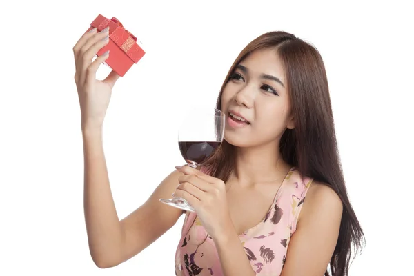 Beautiful Asian woman look at  gift box hold red wine — Stock Photo, Image