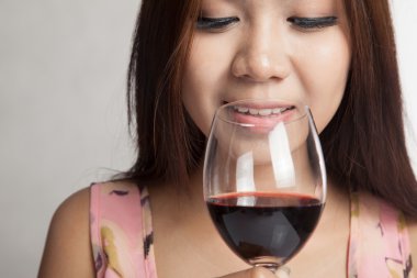 güzel Asyalı kadın koku koku kırmızı şarap ve bir gülümseme