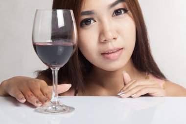 kırmızı şarap ile güzel Asyalı kadın