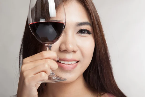 Bella donna asiatica tenere il bicchiere di vino rosso — Foto Stock