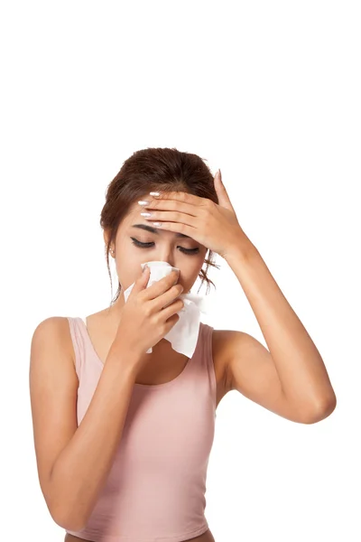 Bella ragazza asiatica ha influenza e febbre — Foto Stock