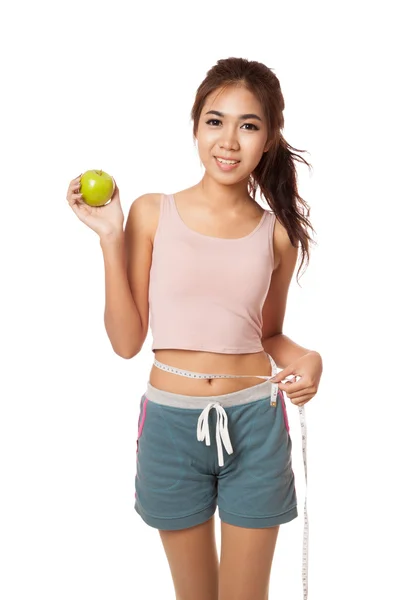 Asiática chica delgada con cinta métrica y manzana verde —  Fotos de Stock