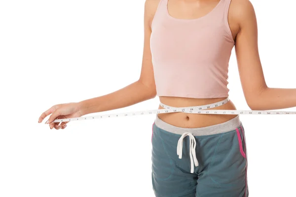 Aziatische slim meisje haar taille met tape meten — Stockfoto