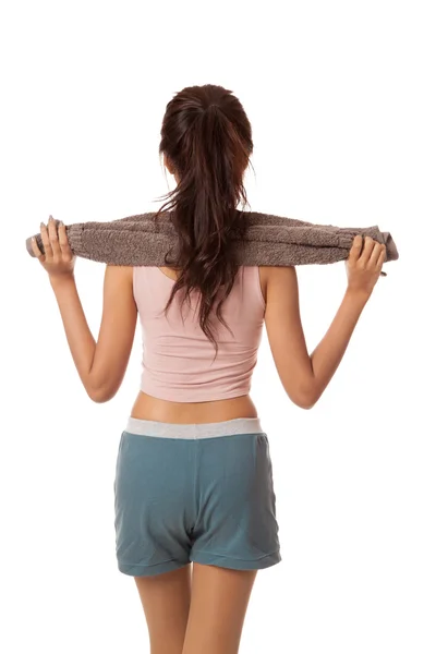 Задняя часть азиатской тощей девушки упражнения держать полотенце — стоковое фото
