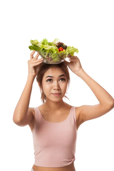 Asiatico sano ragazza con insalata ciotola oltre testa — Foto Stock