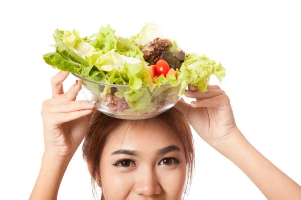 Menina saudável asiática com salada tigela sobre a cabeça — Fotografia de Stock