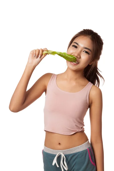 Asiática sana chica morder vegetal — Foto de Stock