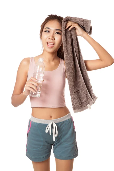 Уставшая азиатка с бутылкой воды и полотенцем — стоковое фото