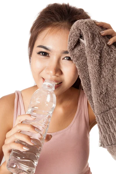 Allenamento felice ragazza asiatica con bottiglia di acqua e asciugamano — Foto Stock