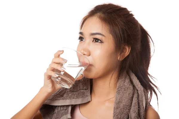 Stanco allenamento asiatico donna bere acqua — Foto Stock