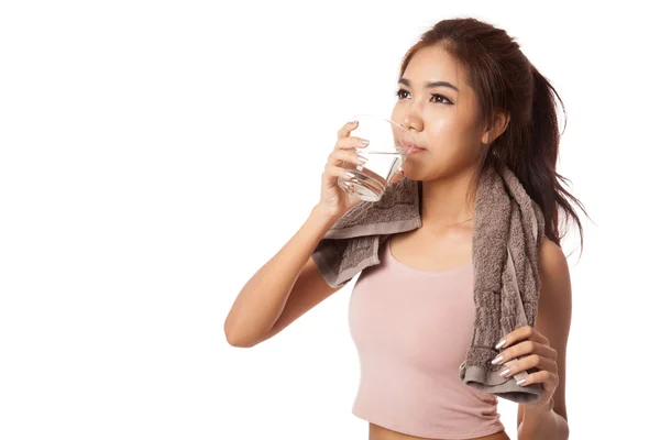 Stanco allenamento asiatico donna bere acqua — Foto Stock