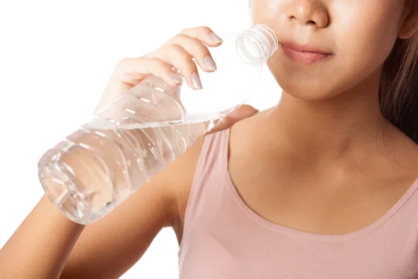 Stanco allenamento asiatico donna bere acqua — Foto Stock