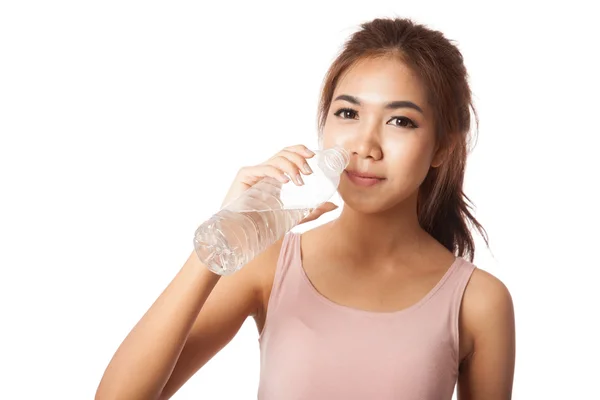 Stanco allenamento asiatico donna bere acqua — Foto Stock