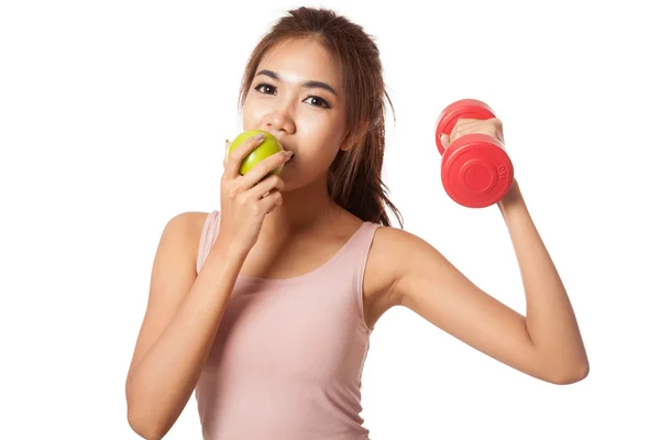 Asiatique sain fille séance d'entraînement avec haltère manger pomme — Photo