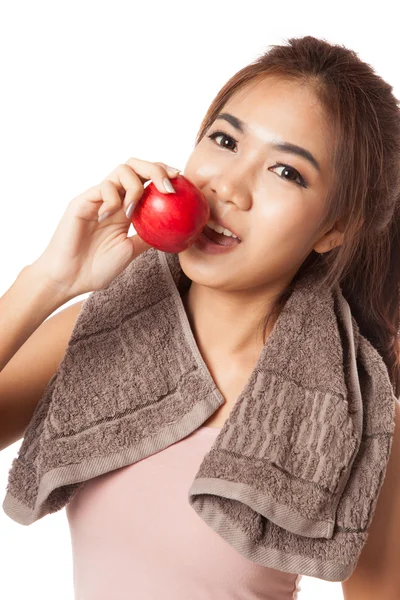 Азиатская здоровая девушка улыбка кусает красное яблоко — стоковое фото