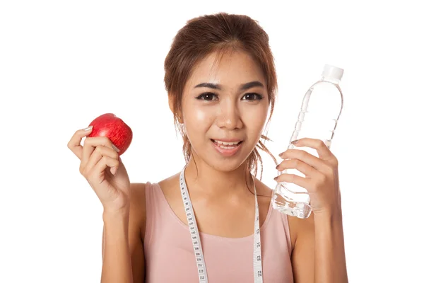 Азиатская здоровая девушка с яблоком, водой и измерительной лентой — стоковое фото