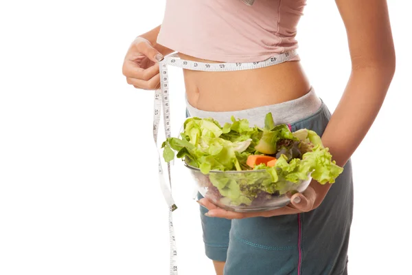 Taille van Aziatische gezonde meisje met meten tape en salade — Stockfoto